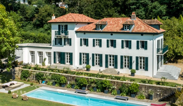 Superb renovated house in Bayonne with 18m swimming pool, tennis, canoe, park