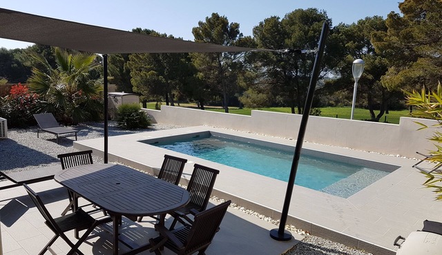 Superb renovated house - Golf view, heated pool, ideal location