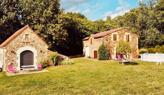 Superb restored barn, isolated in the heart of a clearing with swimming pool
