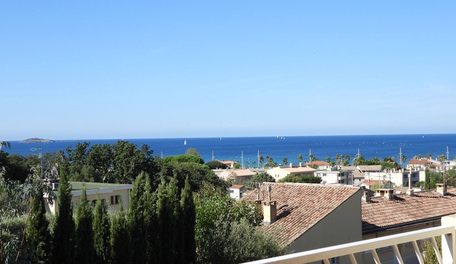 Superb sea view over SANARY bay, spacious, quiet, terrace, air-conditioned, EVERYTHING ON FOOT