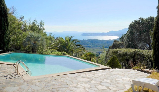 Superb sea view, sleeps 10, St Tropez peninsula.