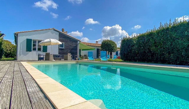 Superb single storey villa with garden and pool