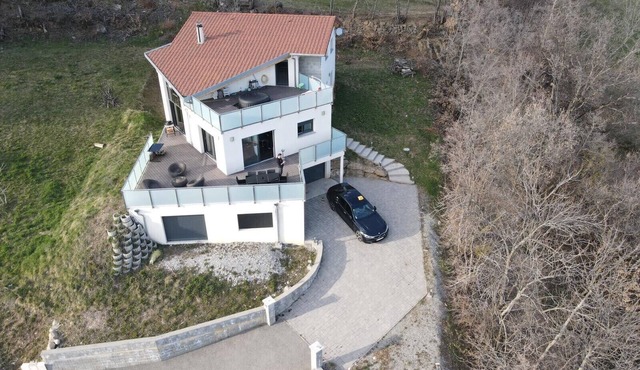 Superb south-facing architect-designed villa 230m2 with jacuzzi