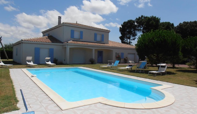 Superb, spacious 12 P villa, large park, swimming pool, poolhouse. Beach nearby.