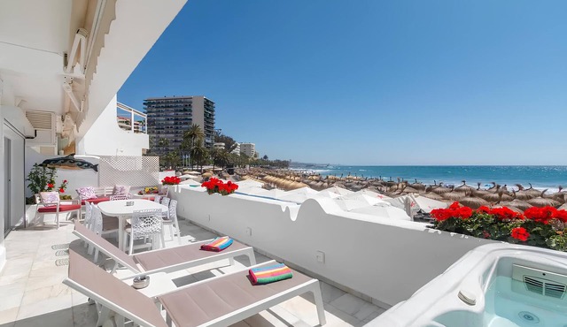 Superb Spacious Seafront Apartment with Sea View, Wi-Fi, and Air Conditioning