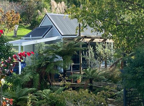 Superb Studio Retreat with Private Secluded Spa, plus Pool & BBQ access