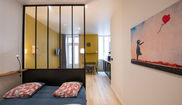 Superb studio with balcony city center Opera