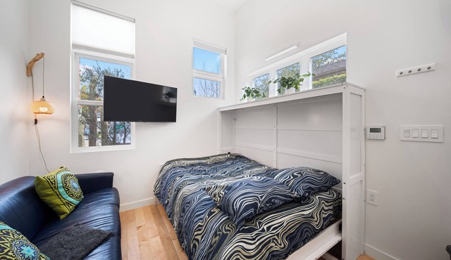 Superb studio with AC in pleasant Culver City location
