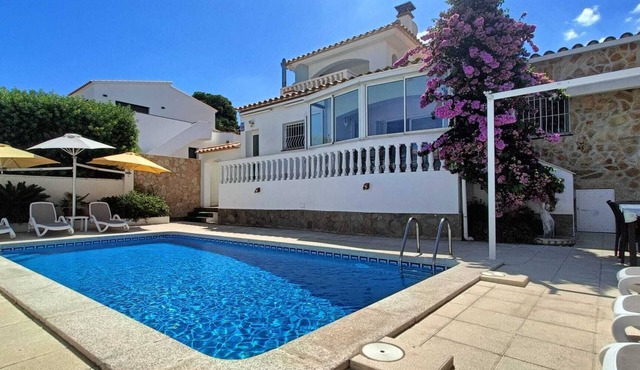 Superb summer house with swimming pool, parking, wifi and air conditioning