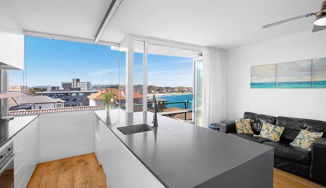 Superb sun-filled 2BR apartment, family friendly, WiFi, stunning views, walk to beach