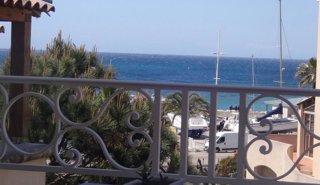 Superb T2 sea view-pool and 100m from the beach