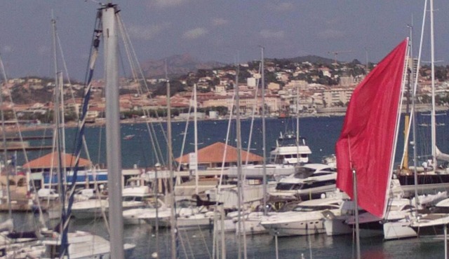 Superb top floor apartment in a 4* spa complex right on the waterfront overlooking yacht harbour of Frejus,Alps and Mediterranean Sea. Garage, big pool and free WI-FI