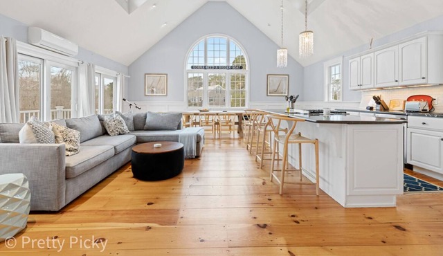 Superb, Upscale with Pool and Hot Tub in Chatham: 002-C