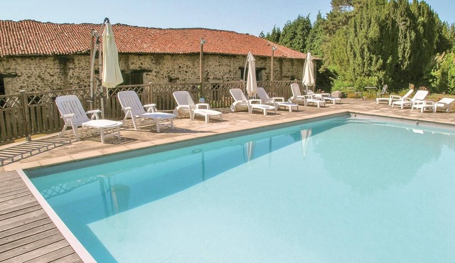 Superb vacation home with swimming pool in Moissannes, 24 km from Limoges, in Haute-Vienne.
