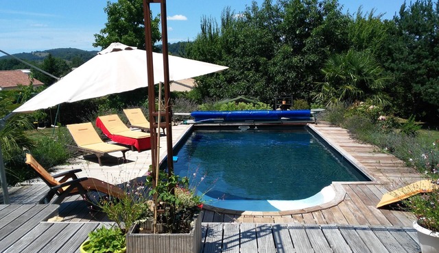 Superb vacation home with unheated pool - Renting for up to 8 people