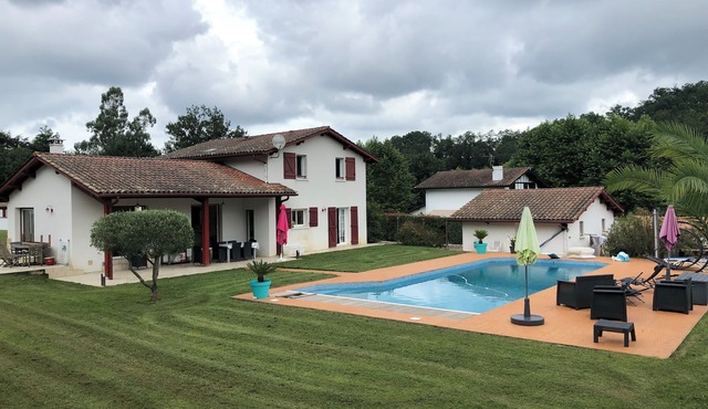 Superb villa near the sea and mountains with a very large 12 x 5 m swimming pool