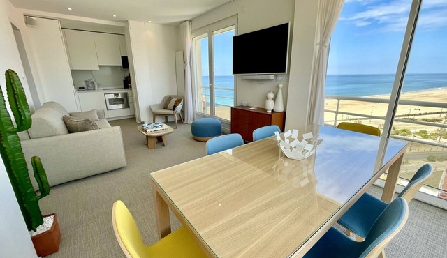 Superb view of the ocean, the beach at your feet!