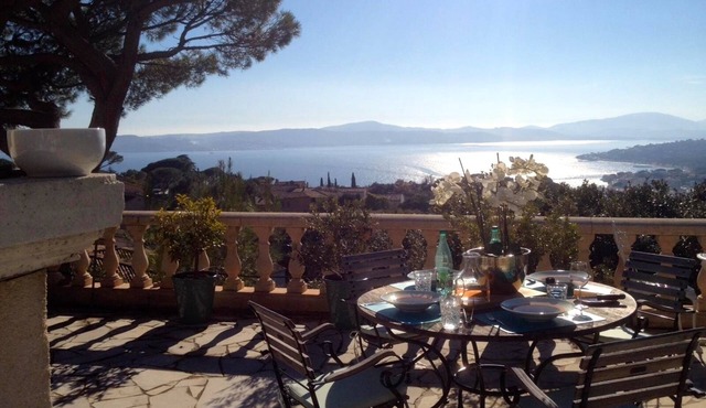 Superb view of the Gulf of St.Tropez, villa for 8 people, heated pool