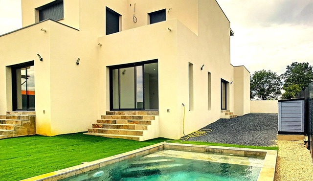 Superb villa with swimming pool and jacuzzi 20 minutes from the beach