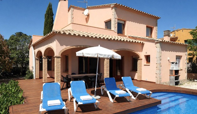 Superb villa near sandy beach Sant Pere Pescador
