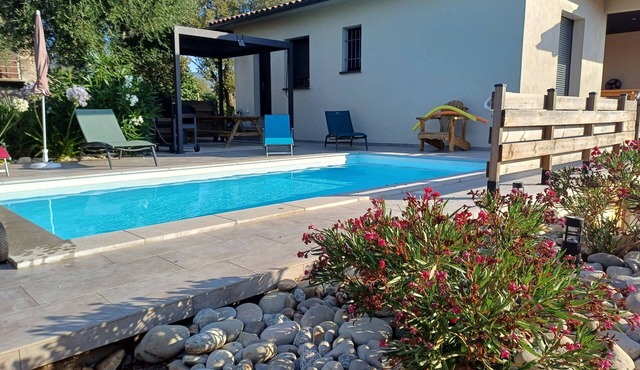 Superb villa, 5km from Solenzara. Air-conditioning, swimming pool, fenced grounds.