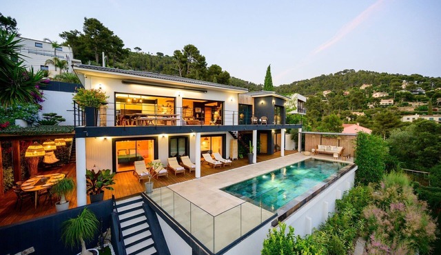 Superb Villa Cali Sun Blue in Carqueiranne with magnificent sea view