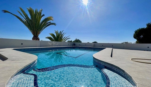 Superb villa for 8 people, with magnificent sea and mountain views.