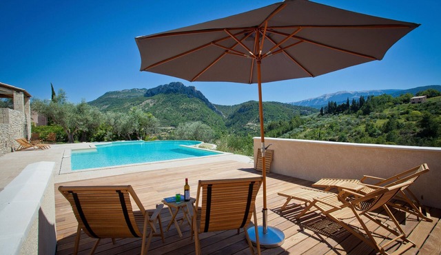 Superb villa with panoramic view of Saint-Julien and Mont Ventoux