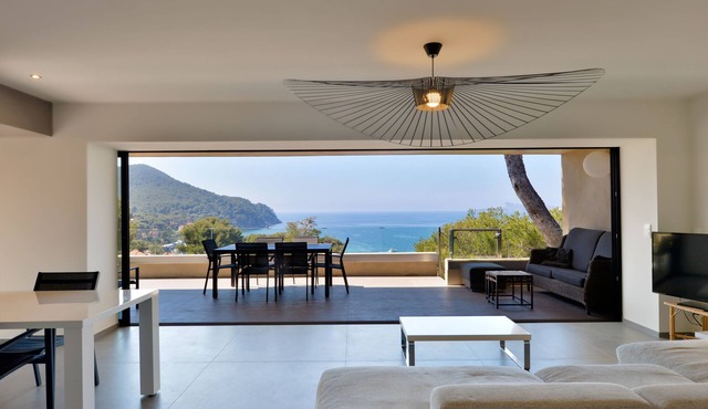 Superb villa overlooking the bay, panoramic sea view, swimming pool, beach 5min