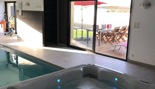 SUPERB VILLA, HEATED INDOOR POOL, SPA, 350M FROM THE BEACH