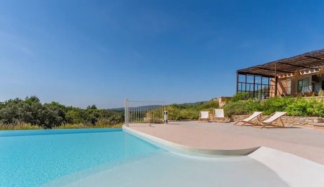 Superb villa in Goult 5mn from Gordes, with infinity pool