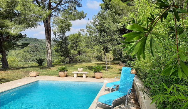 Superb villa located in a pine forest, with swimming pool, 15 minutes from the beaches.