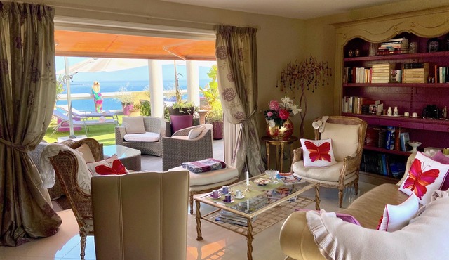 Superb villa on the roof facing the sea, 2 bedrooms, 130m2 terrace, swimming pool, wif