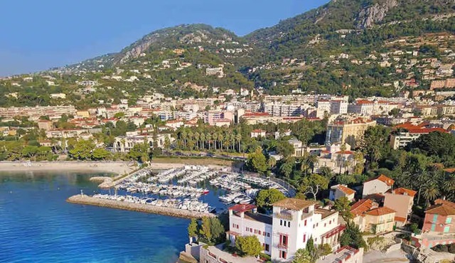 Superb villa with pool just 5 minutes from the beach, tennis courts and market.