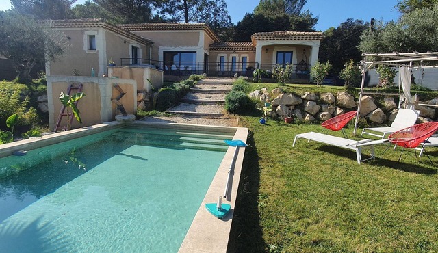 Superb villa with swimming pool between Gard and Ardeche 30 minutes Avignon.