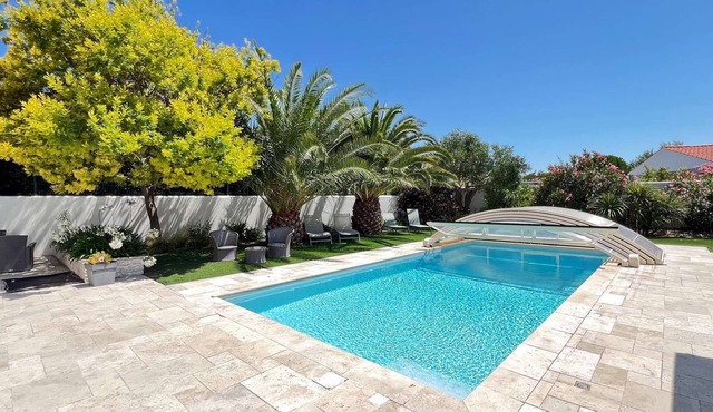 Superb villa with heated pool near the beach