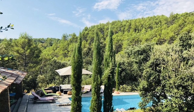 Superb villa with private pool in landscaped area / 45min sea