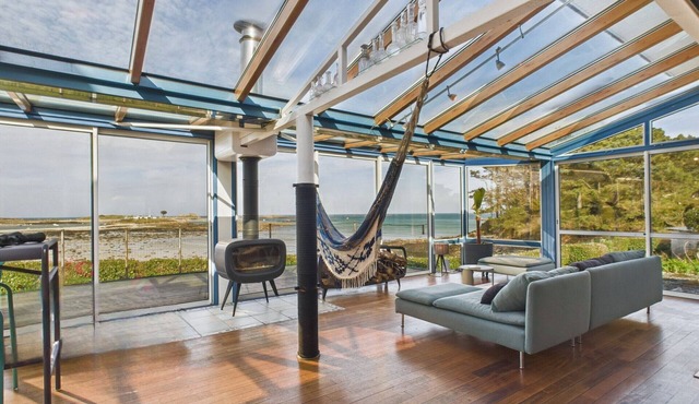 Superb villa with its feet in the water