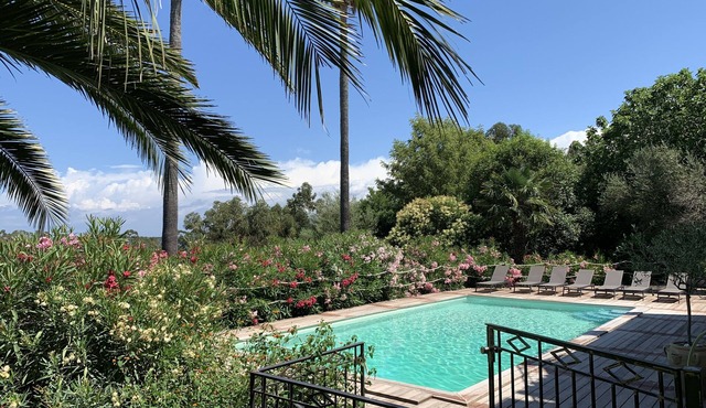 Superb villa with sea and mountain views, heated pool and landscaped garden of 4,500 m