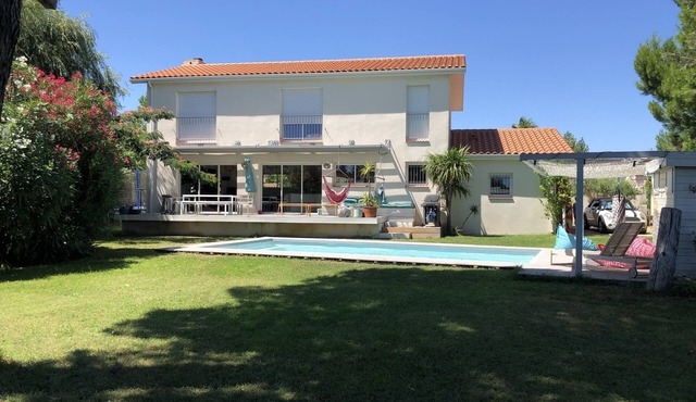 Superb villa with pool, jacuzzi, motorboat, 5-minute walk from the beach