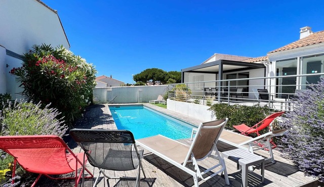 Superb villa with heated pool, near the sea