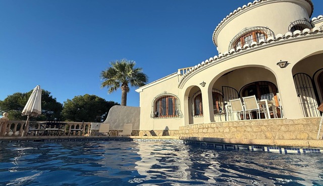 Superb villa with heated private pool - stunning sea and mountain views- Air con