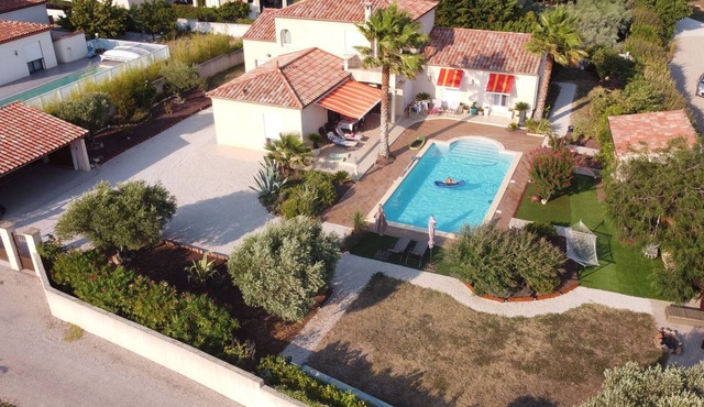 Superb villa with large swimming pool, views of vineyards and mountains