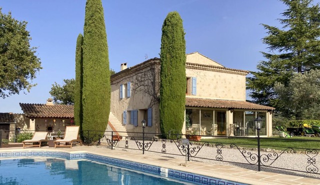 Superb Villa with pool, tennis court, large wooded grounds in the Luberon