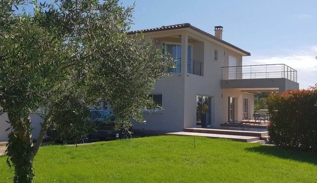 Superb villa with private pool, south-facing, quiet, ideally located