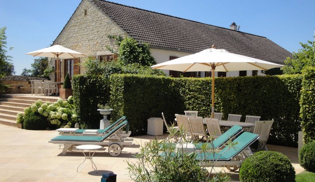 Superb villa with view on vineyards, 100 m² swimming pool secured by electric cover