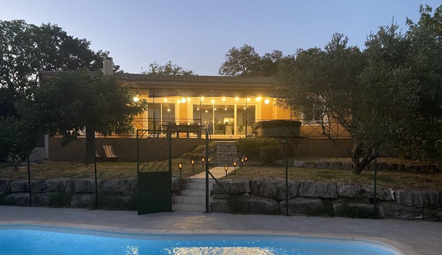 Superb Villa with view, swimming pool, jacuzzi in the Gard, between Camargue and Cévennes