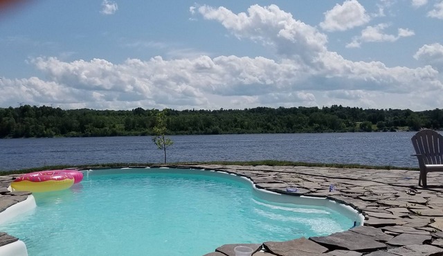 Superb waterfront cottage minutes from the city!