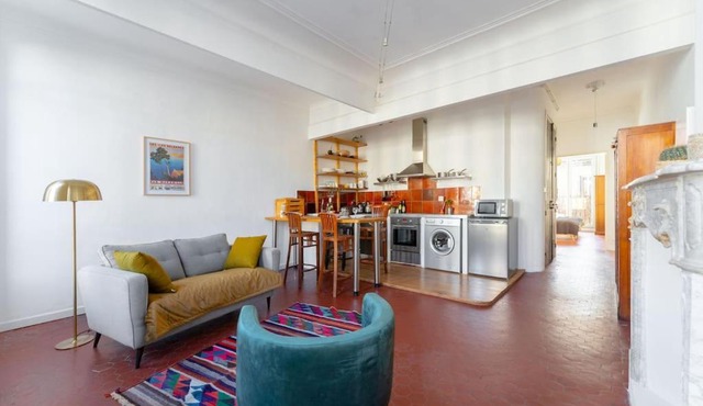 Superbe appart, central, petit balcon & vue Place