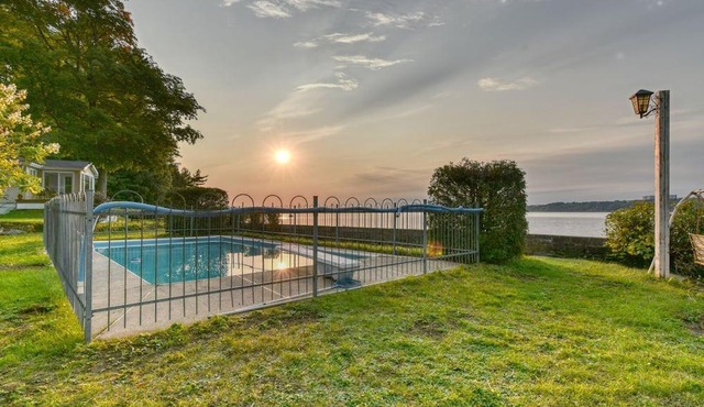 Superbe Chalet en Bordure de Fleuve
